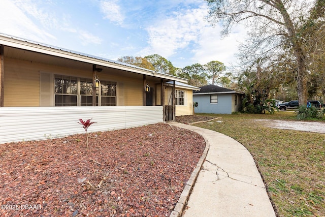 single story home featuring a front lawn