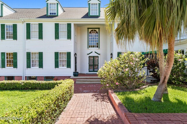 view of front facade featuring a front yard