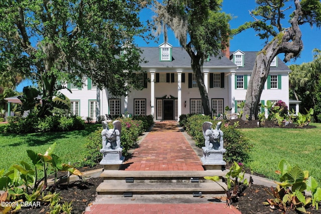 view of front of property featuring a front yard