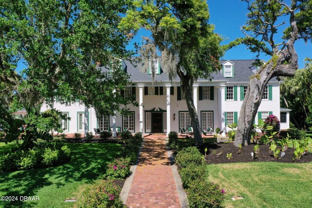 view of front of house featuring a front yard