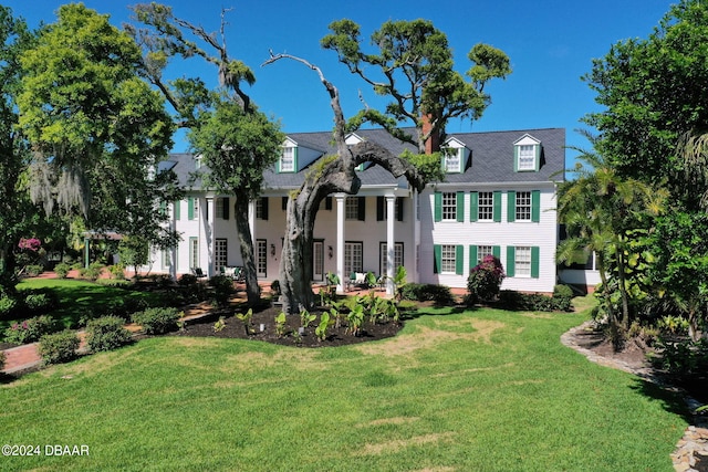 view of front of house with a front lawn