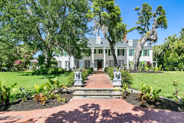 view of front facade with a porch and a front yard