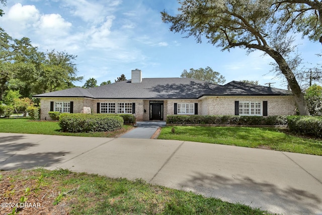 single story home with a front lawn