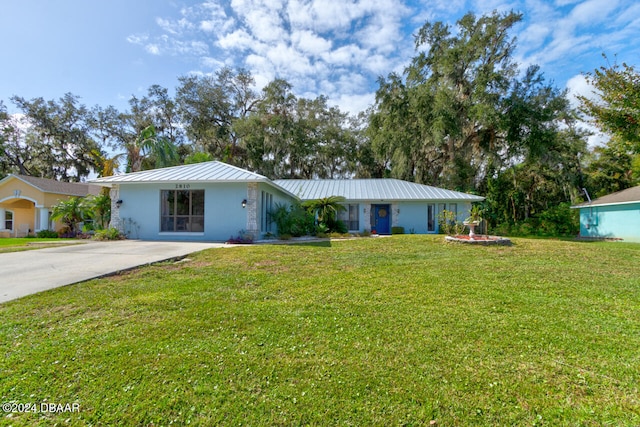 ranch-style home featuring a front lawn