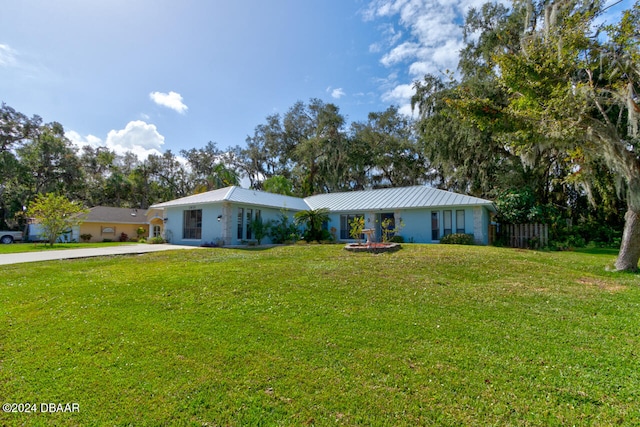 single story home with a front lawn