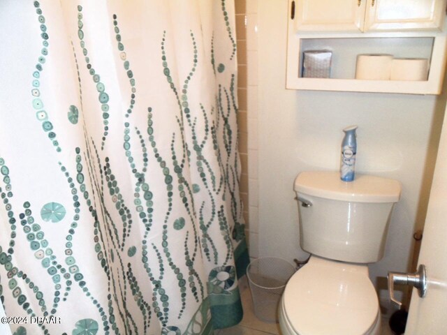 bathroom featuring a shower with shower curtain and toilet