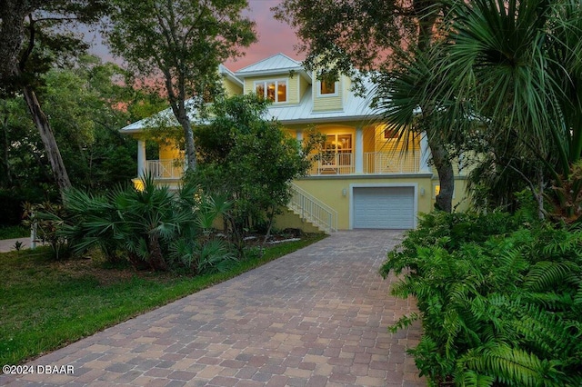 view of front facade featuring a garage and a porch