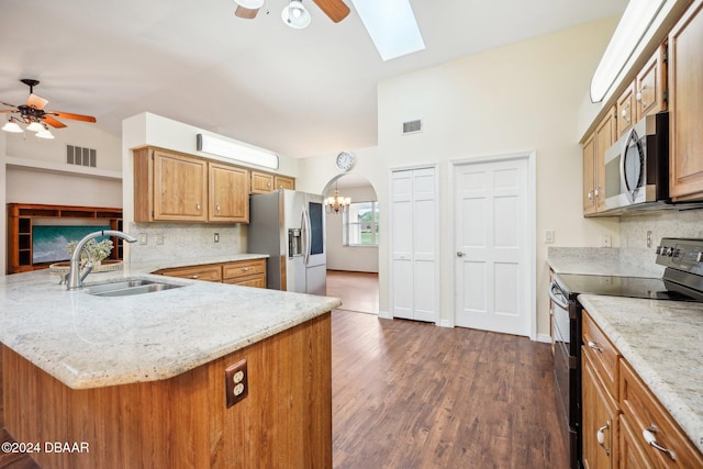 kitchen featuring dark wood-type flooring, sink, ceiling fan, appliances with stainless steel finishes, and tasteful backsplash