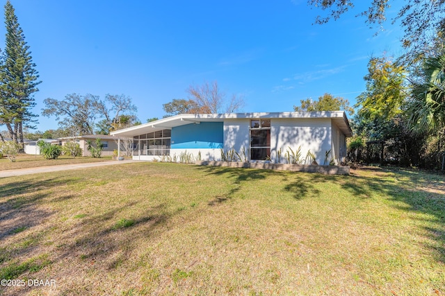 single story home with a front yard