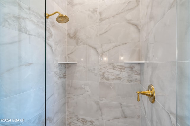 room details featuring a tile shower