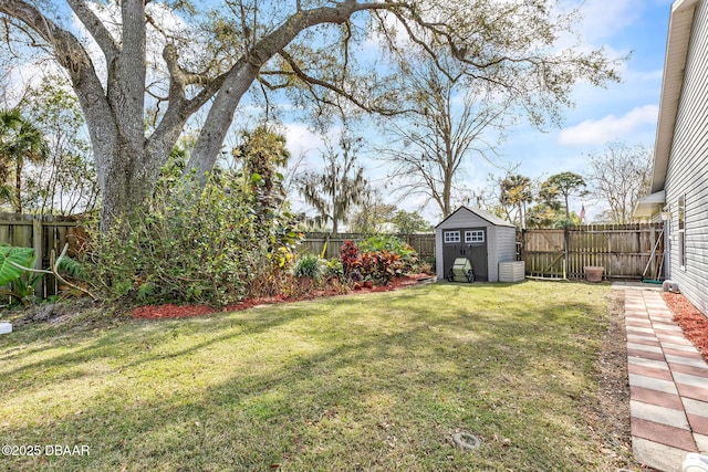 view of yard with a storage shed, an outdoor structure, and a fenced backyard