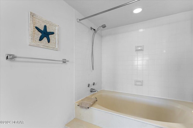 bathroom with tiled shower / bath combo