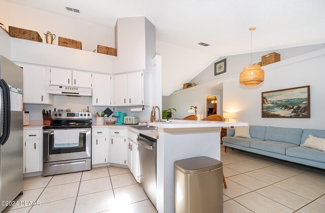 kitchen with stainless steel appliances, kitchen peninsula, sink, white cabinetry, and decorative light fixtures