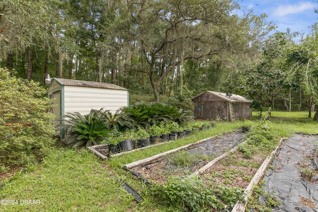 view of yard with an outbuilding