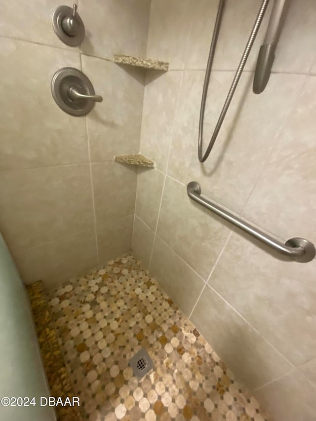 bathroom featuring a tile shower