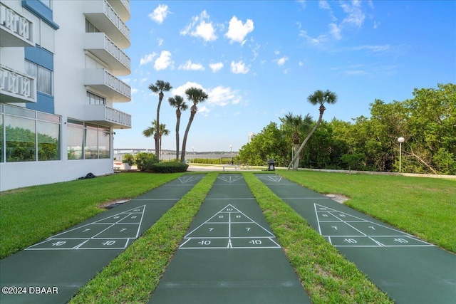 view of property's community featuring a lawn