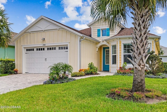 view of front facade featuring a garage and a front yard