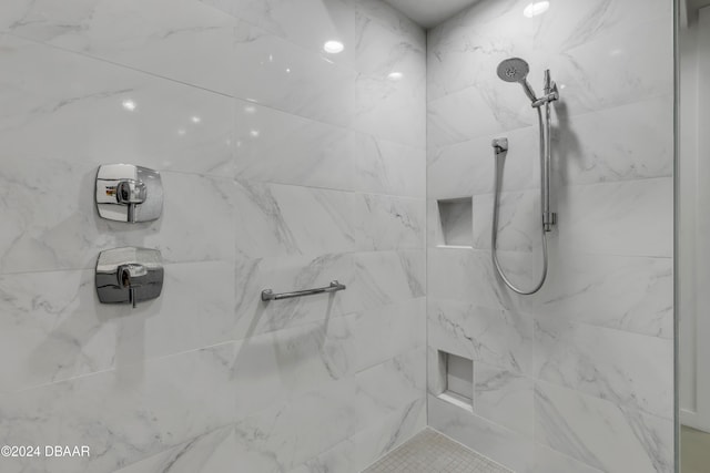 bathroom featuring tiled shower