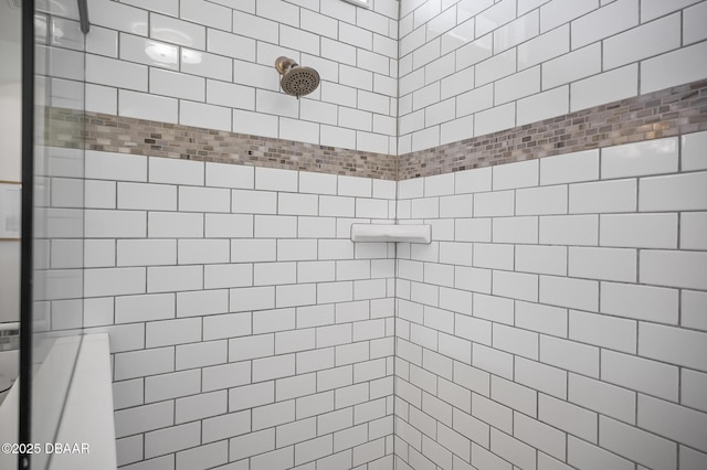 bathroom featuring tiled shower