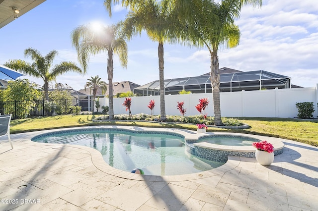 view of pool with an in ground hot tub, a yard, and a patio area