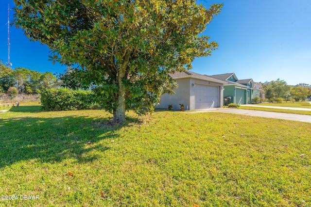 view of front of home featuring a front lawn and a garage