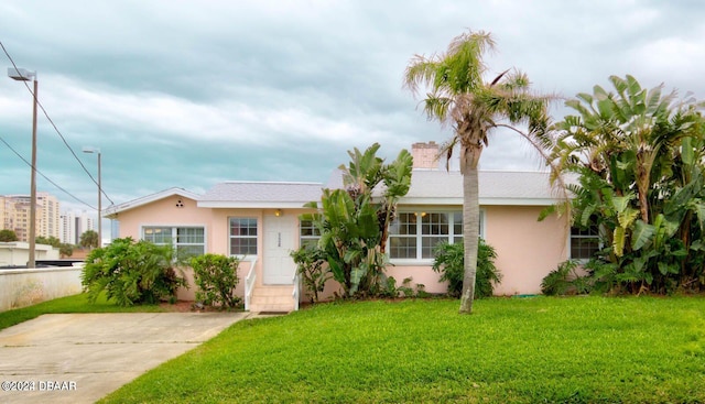 ranch-style home with a front yard