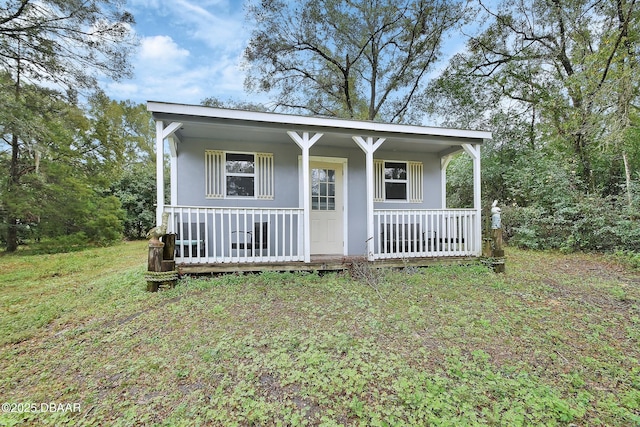 view of front facade featuring a front lawn