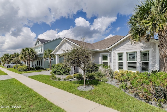 view of front facade with a front yard