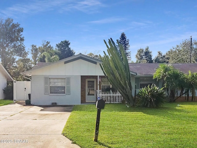 view of front facade featuring a front yard and fence