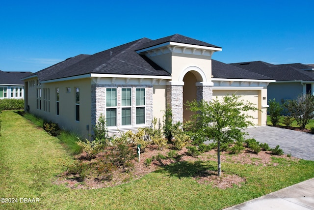 view of front facade featuring a garage and a front yard