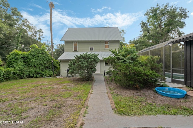 view of front of home featuring a lanai and a front lawn