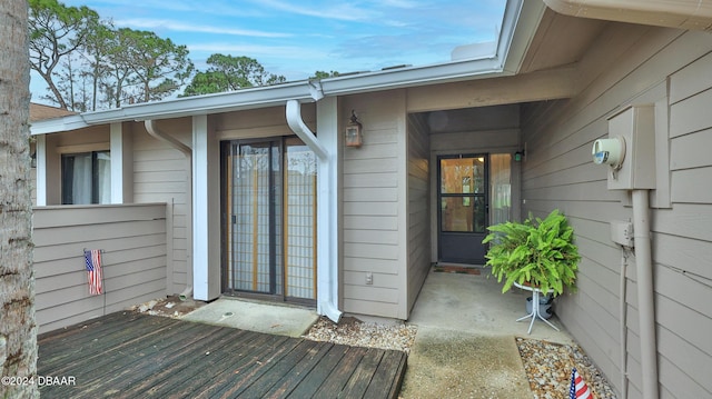 entrance to property featuring a wooden deck