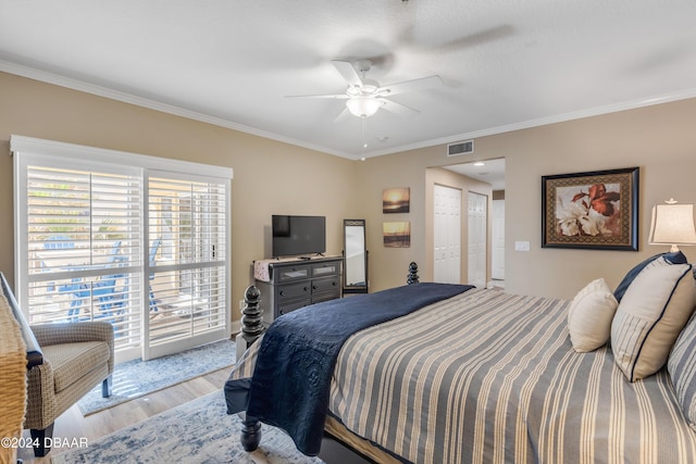 bedroom featuring ceiling fan, light hardwood / wood-style floors, crown molding, and a closet