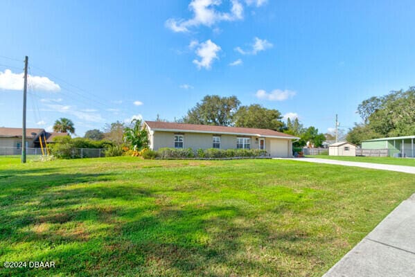 view of front of property featuring a front yard