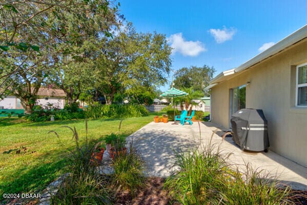 view of yard with a patio area