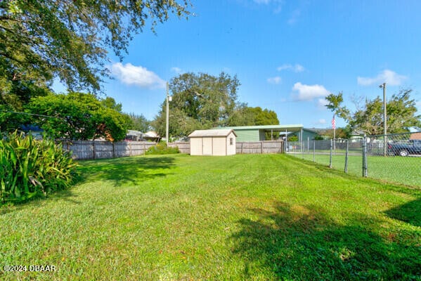 view of yard featuring a shed