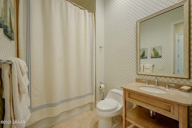 full bathroom featuring toilet and wallpapered walls