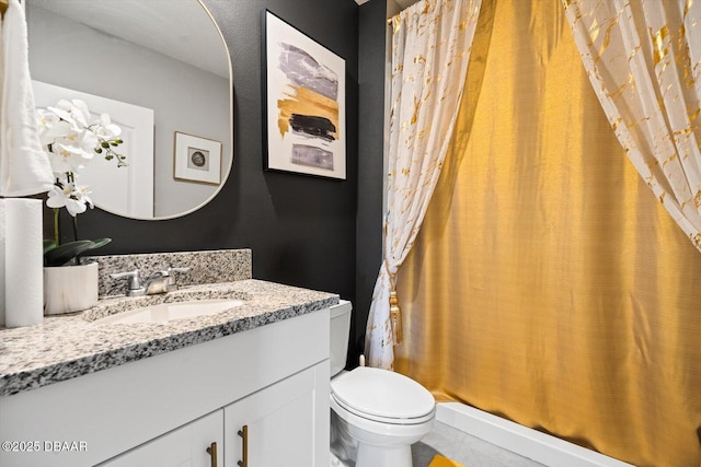 bathroom with a shower with curtain, vanity, and toilet