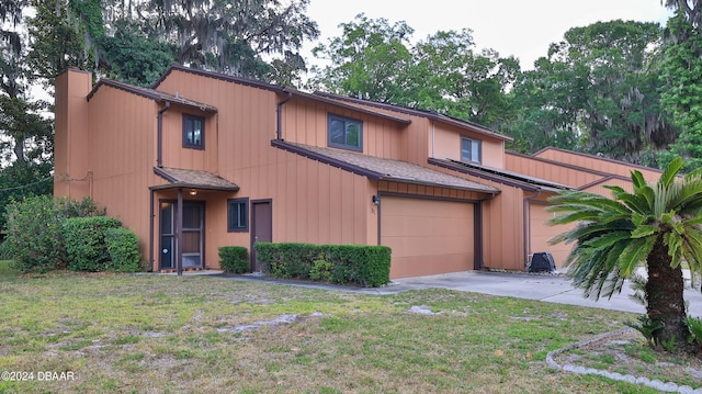 view of front of home featuring a front yard and a garage