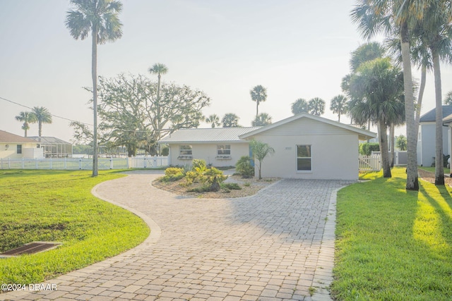 single story home with a front lawn