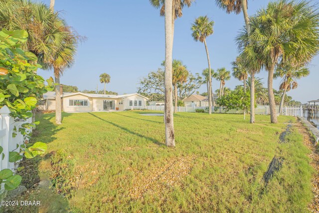 view of yard featuring a water view