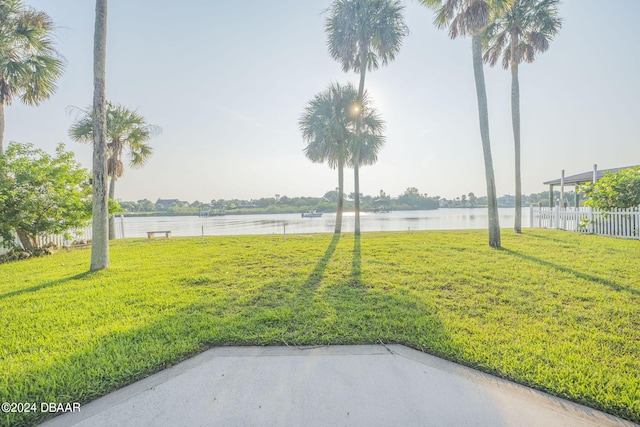 view of yard featuring a water view