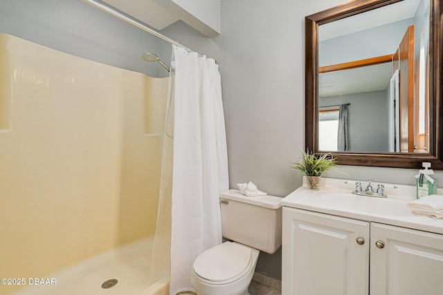 bathroom with a shower with curtain, vanity, and toilet