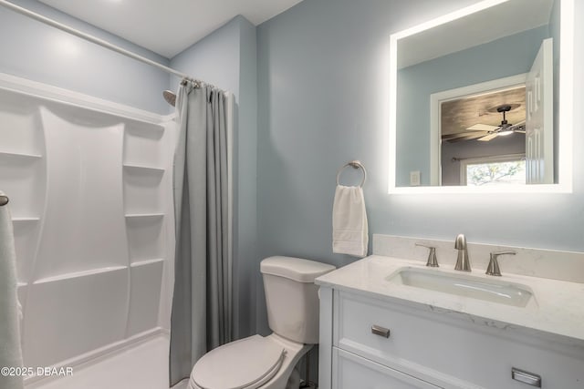 bathroom featuring a shower with curtain, ceiling fan, vanity, and toilet