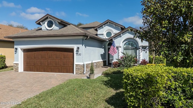 view of front of house featuring a front lawn and a garage