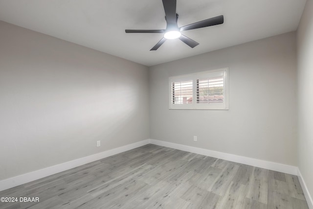 unfurnished room featuring light wood-style flooring, baseboards, and ceiling fan