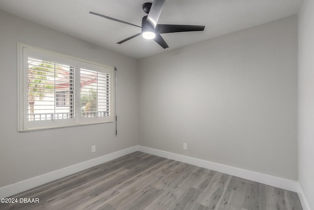 unfurnished room featuring light wood-style floors, ceiling fan, and baseboards