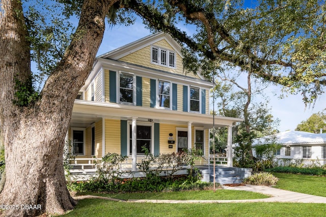 view of front of property featuring a front yard and a porch