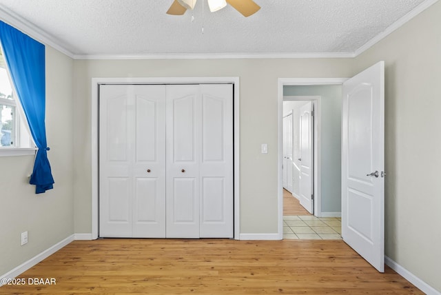 unfurnished bedroom with a textured ceiling, light wood-type flooring, ceiling fan, and ornamental molding