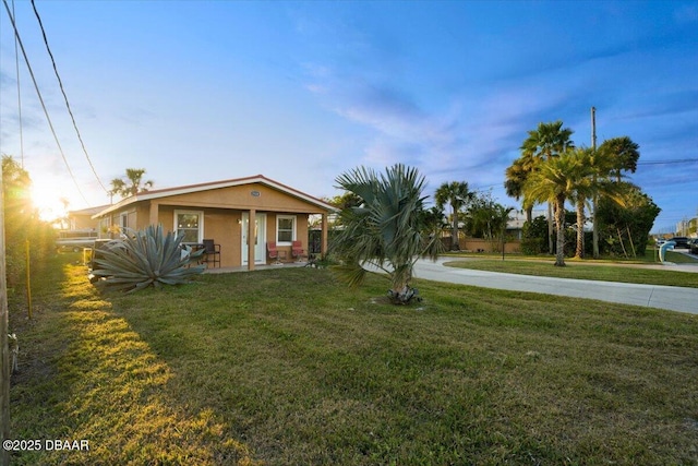 view of front of property featuring a yard